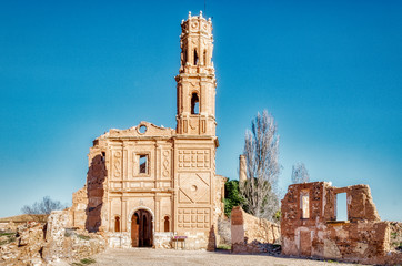 Fototapeta premium Iglesia en ruinas de un pueblo abandonado, pueblo fantasma