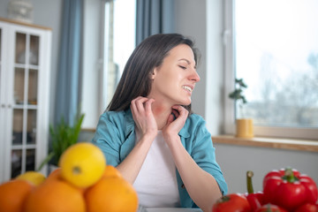 Woman having a rush on her neck because of alergy