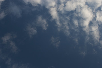 아름다운 뭉게구름이 있는 파란 하늘