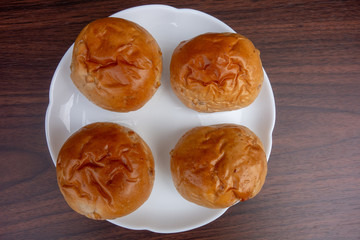 皿の上のクルミパン