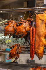 Fototapeta premium Roasted chicken and crispy pork at Chinese food stall
