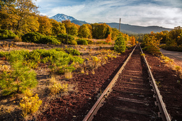 Obraz premium Railroad tracks with Mt. Shasta, Northern California