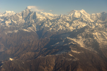 Fototapeta premium Grzbiet Himalajów z widokiem z lotu ptaka Mount Gaur Shankar i Melungtse z kraju Nepalu