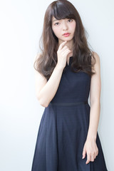 Fototapeta premium 春 夏 ロングヘア ウェーブヘア 黒髪 女性