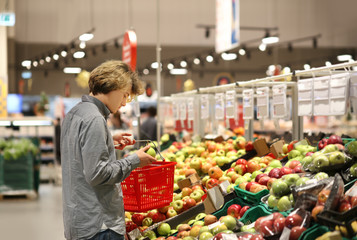 	 Man buying fruits at the market	