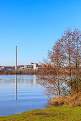 L'usine au bord de l'eau