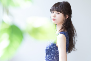 Naklejka premium 春夏 ハーフアップ ヘアアレンジ 女性