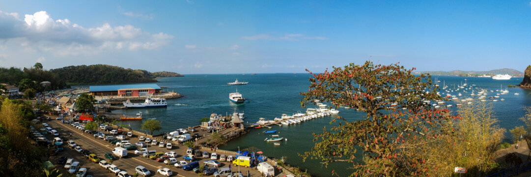 Panorama du port de la grande &icirc;le de Mayotte