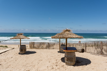 LACANAU (France), parasols en bord de plage