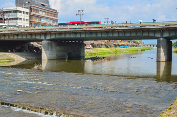 京都の鴨川と四条大橋