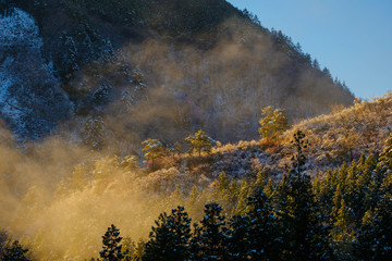 朝霧と雪降った山