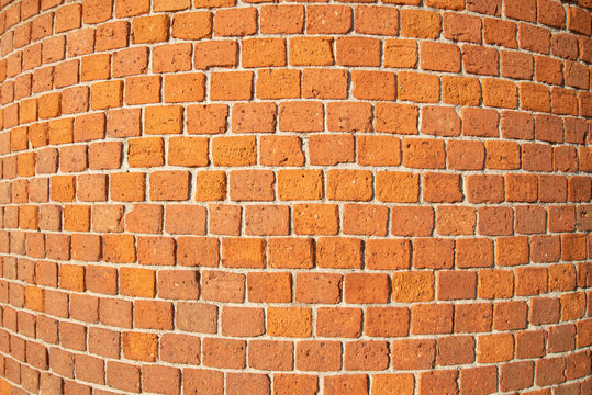 Mur de brique de la chemin&eacute;e d'une ancienne tuilerie