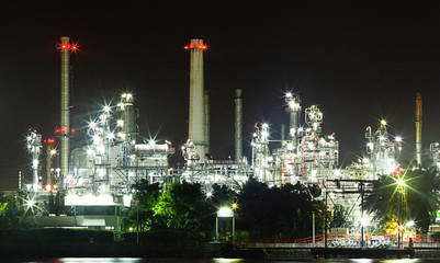 Obraz premium a standard and eco-friendly refinery, surrounded by rivers and sky, covered with clouds