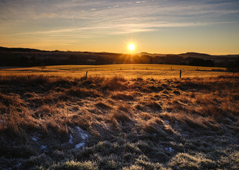 tiefe Sonne am Feld
