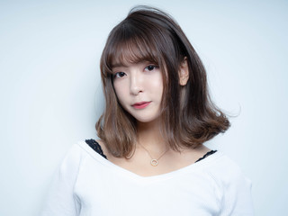 Fototapeta premium 春 夏 ウェーブヘア ミディアムヘア 女性
