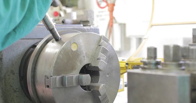 Impianti per tornitura di un tondo in alluminio in ingegneria aeronautica.