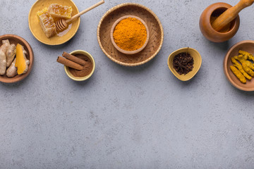 Ground turmeric, curcuma root, cinnamon, ginger, honeycombs