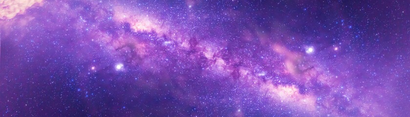Verbazingwekkende Panorama blauwe nachtelijke hemel Melkweg. Universum gevuld met sterren, nevel en melkwegstelsel met ruis en graan. Foto door lange blootstelling en selecteer witbalans. Donkere nachtelijke hemel.