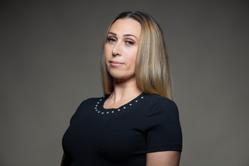 Jeune femme blonde, en studio
