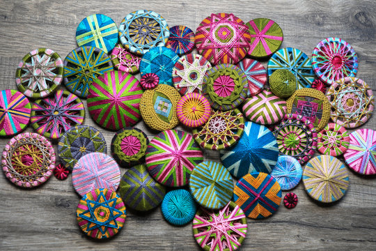 Bunte Posamentenkn&ouml;pfe und Zwirnkn&ouml;pfe hergestellt aus Spa&szlig; am historischen Handwerk und Hobby