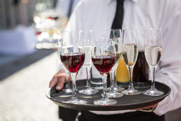 Catering Sektgläser im Sonnenlicht auf einer Veranstaltung Weingläser Saft Bewirtung Kellner serviert Getränke