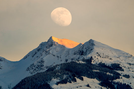 Supermond &uuml;ber Saalbach Hinterglemm bei Sonnenuntergang