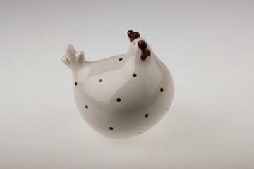 ręcznie robiona ceramiczna figurka kury folklor na białym tle © Agata
