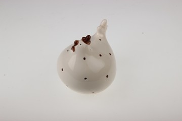 ręcznie robiona ceramiczna figurka kury folklor na białym tle © Agata