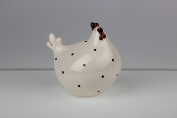 ręcznie robiona ceramiczna figurka kury folklor na szarym tle