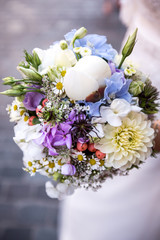 schöner Brautstrauß mit Pfingsrosten Blumen Blumenstrauß in den händen einer Braut