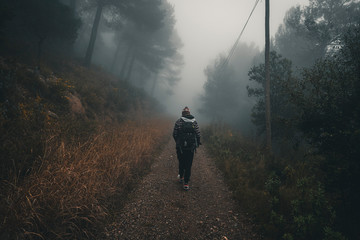 viajero en camino con niebla 