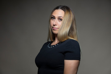 Jeune femme blonde, en studio