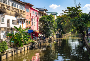 Fototapeta premium Houses on canal in Bangkok, Thailand