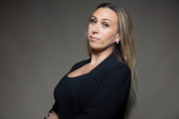 Jeune femme blonde, en studio