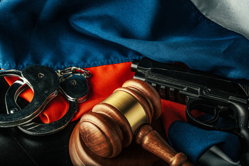 Obraz premium Russian justice. Wooden gavel and russian flag