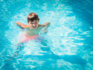 Fototapeta na wymiar Child playing in the swimming pool