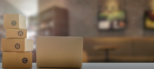 booster conversions ligne Laptop computer at workplace of start up, small business owner. cardboard parcel box of product for deliver to customer. Online selling, e-commerce, packing concept
