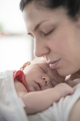 Madre y su hijo bebé durmiendo junto a su pecho