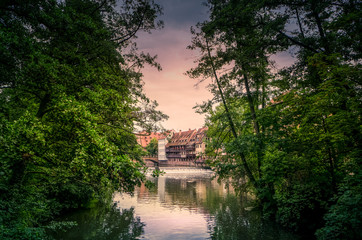 Fototapeta premium Nürnberg, Blick vom Henkersteg in Richtung Maxbrücke, Pegnitz