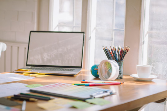 Website design team desk Design apps for mobile phones. UX UI design concept