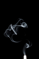 Rauch im Dunkelfeld, schwarzer Hintergrund
