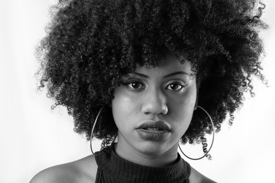mulher  negra  cabelos estilo afro, black power,  olhando para câmera, em preto e branco