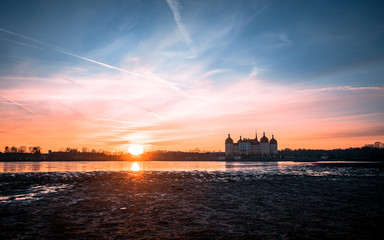 Fototapeta premium Schloss Moritzburg im Sonnenuntergang beiDresden 