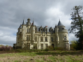 Fototapeta na wymiar Chateau abandonné en pleine nature