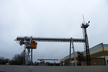 Industrial mechanism for the transfer of bulky goods.