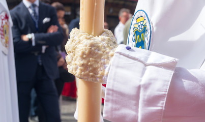 Detalle de un guante lleno de cera de un nazareno en Semana Santa