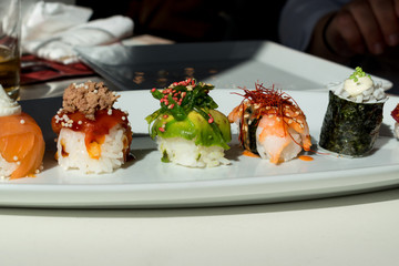 plato con distintos tipos de sushi japonés