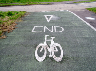 Obraz premium Sign indicating the end of a cycle lane