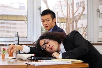 男性　ビジネス　疲労　オフィス