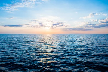 Foto op Plexiglas Panoramisch uitzicht op de Oostzee bij zonsondergang. Letland. Heldere lucht, gloeiende wolken, reflecties op water. Blauw, roze, oranje kleuren. Natuur, seizoenen, reisbestemmingen, cruise. Idyllisch zeegezicht © Aastels